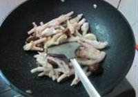 鹌鹑蛋烧鸡脚的做法 步骤6