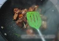 红枣桂圆烧排骨的做法 步骤6