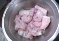 米椒酿竹肠的做法 步骤2