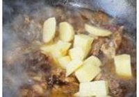 鸡架炖土豆的做法 步骤6