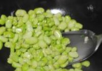 蚕豆炒鸡蛋的做法 步骤4