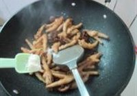 鹌鹑蛋烧鸡脚的做法 步骤9