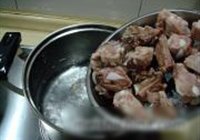 黑椒香锅寸筋骨的做法 步骤3