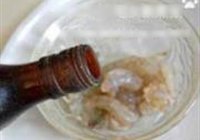 草菇虾球烩丝瓜的做法 步骤3