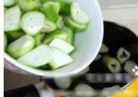 草菇虾球烩丝瓜的做法 步骤12