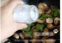草菇虾球烩丝瓜的做法 步骤25
