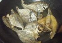 糖醋鲳鱼干的做法 步骤4