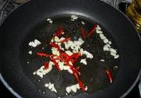 油爆小河虾的做法 步骤4