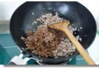 洋葱焖牛肉碎的做法 步骤7