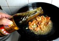 黄瓜炒大虾的做法 步骤6