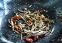 麻辣小鱼干的做法 步骤7