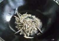 麻辣小鱼干的做法 步骤5