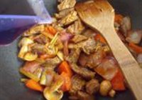 红酒烩牛肉的做法 步骤7