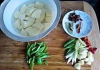 鸡小肘烧土豆的做法 步骤3