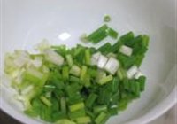 葱爆藕片的做法 步骤3