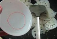 葱爆藕片的做法 步骤6