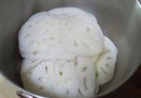 葱爆藕片的做法 步骤2