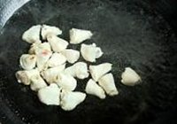 鸡小肘烧土豆的做法 步骤2