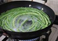 牛筋豆角炒肉丝的做法 步骤3