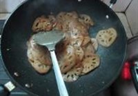葱爆藕片的做法 步骤7
