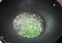 葱爆藕片的做法 步骤4