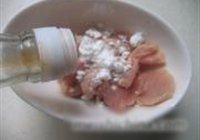 苹果炒肉片的做法 步骤2