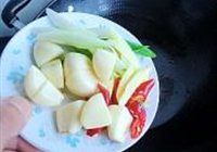 鸡小肘烧土豆的做法 步骤5