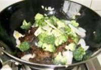 冬莴笋炒木耳的做法 步骤7