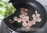 西芹腰果炒虾仁的做法 步骤5
