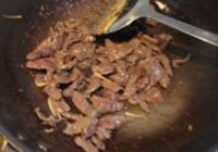 三蔬炒牛肉的做法 步骤4