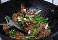 大葱炒猪肝的做法 步骤10