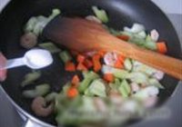 西芹腰果炒虾仁的做法 步骤6