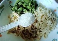 油泼辣子拌鸡丝的做法 步骤8