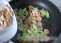 西芹腰果炒虾仁的做法 步骤8