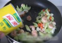 西芹腰果炒虾仁的做法 步骤7