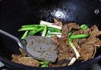 大葱炒猪肝的做法 步骤7