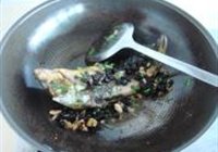 豆豉焖黄骨鱼的做法 步骤6
