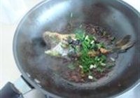 豆豉焖黄骨鱼的做法 步骤8