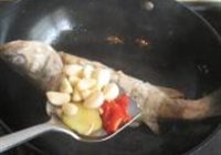蒜子烧海鲈鱼的做法 步骤4