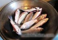 鲫鱼浓汤丸子煲的做法 步骤2