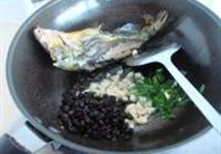 豆豉焖黄骨鱼的做法 步骤5