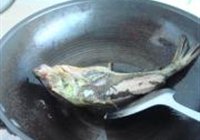 豆豉焖黄骨鱼的做法 步骤4