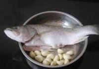 蒜子烧海鲈鱼的做法 步骤1