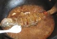 蒜子烧海鲈鱼的做法 步骤7