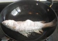 蒜子烧海鲈鱼的做法 步骤2