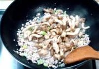 鸡腿菇炒芽豆的做法 步骤4
