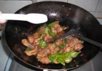 尖椒烧鸡块的做法 步骤7
