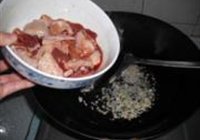 尖椒烧鸡块的做法 步骤3