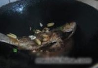 煎石斑鱼的做法 步骤4
