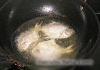 油炸小鲳鱼的做法 步骤4
